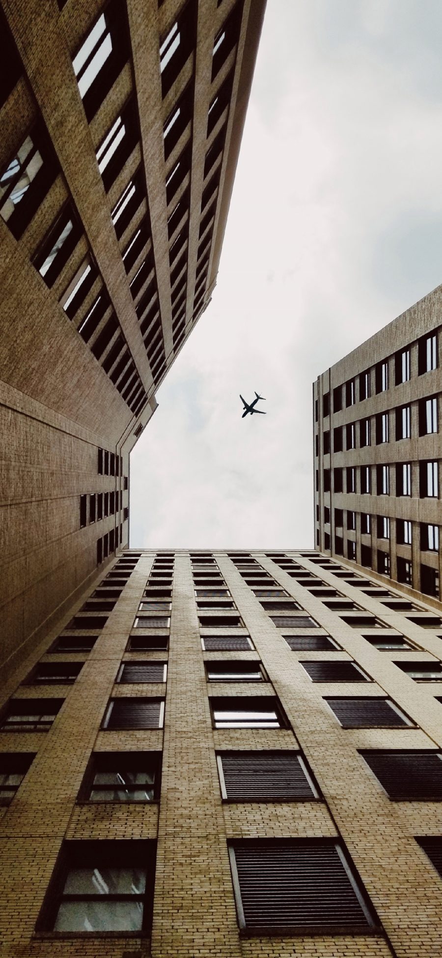 [2436×1125]飞机 建筑 高楼大厦 飞行 航空 苹果手机壁纸图片