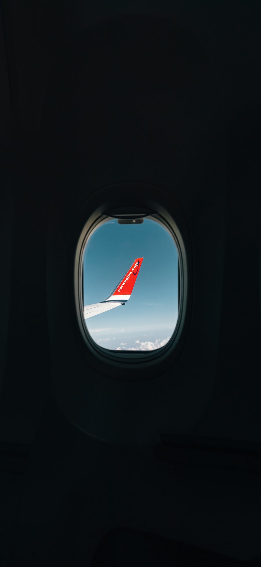[2436×1125]飞机 机窗 机尾 红色 苹果手机壁纸图片