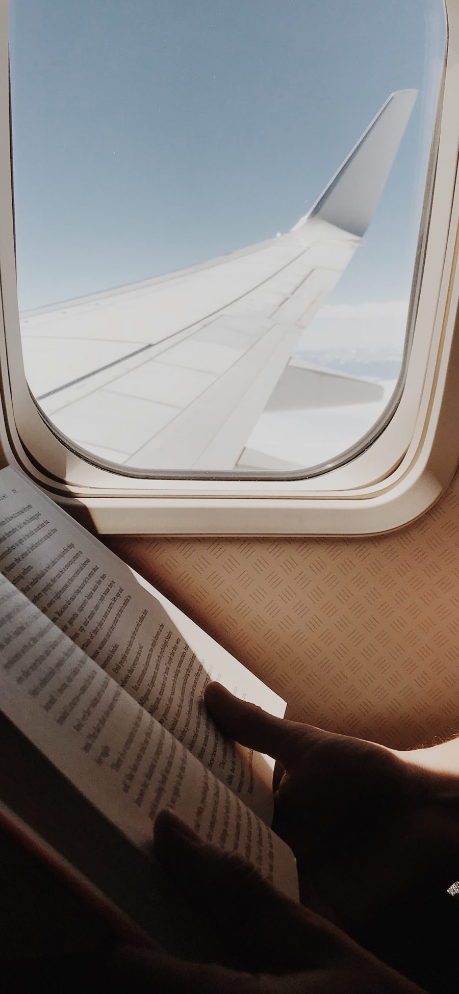 [2436×1125]飞机 机窗 机翼 书本 阅读 苹果手机壁纸图片