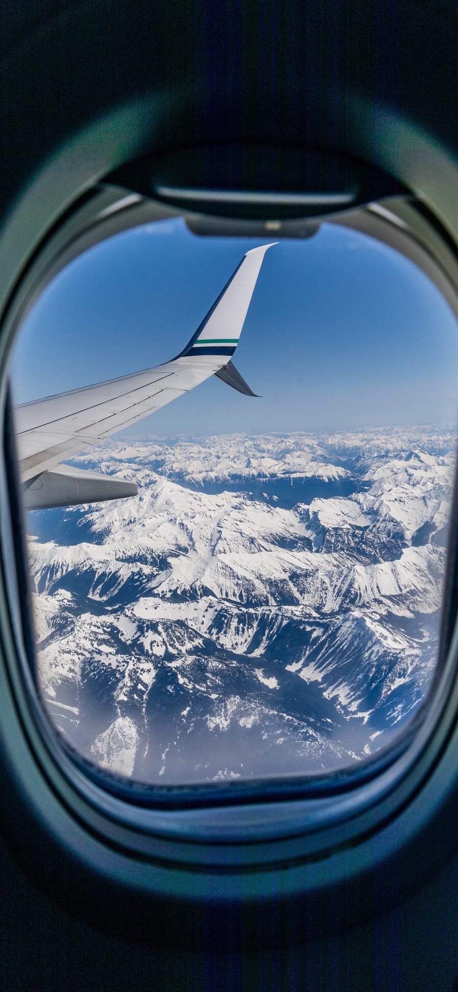 [2436×1125]飞机 窗户 机尾 冰川 苹果手机壁纸图片