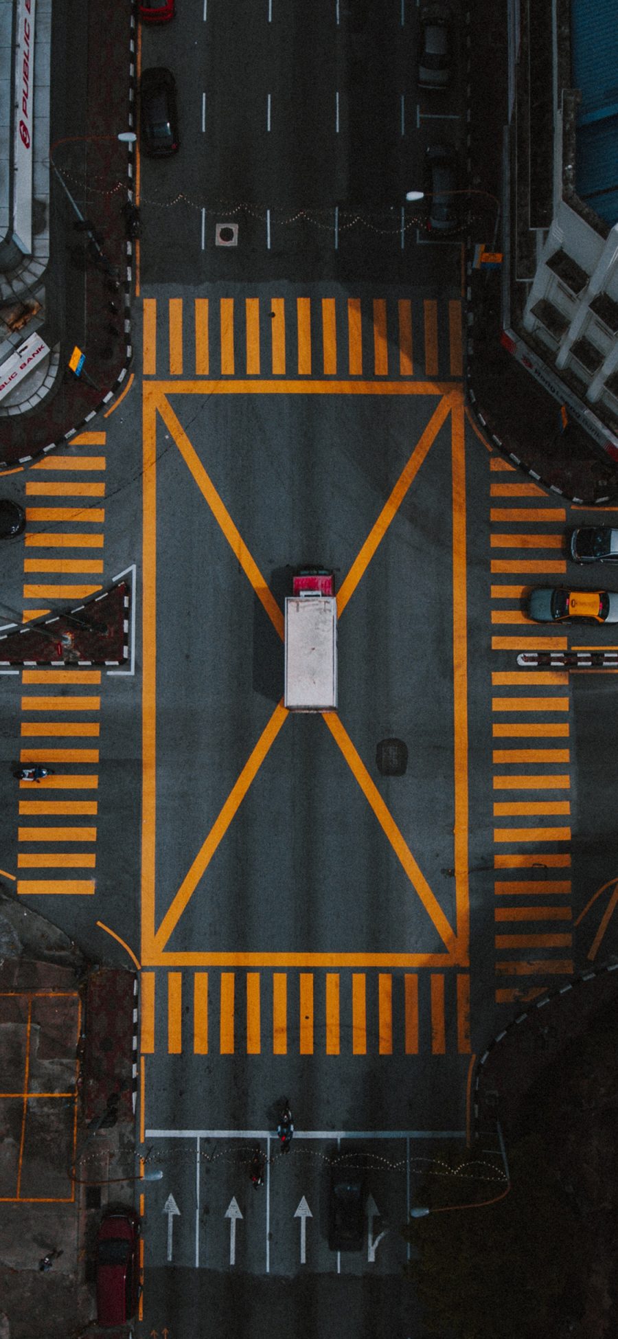 [2436×1125]马路 道路 城市 车辆 苹果手机壁纸图片