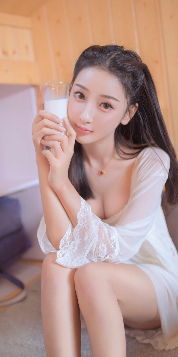 穿着睡衣端着牛奶的性感美女写真手机壁纸