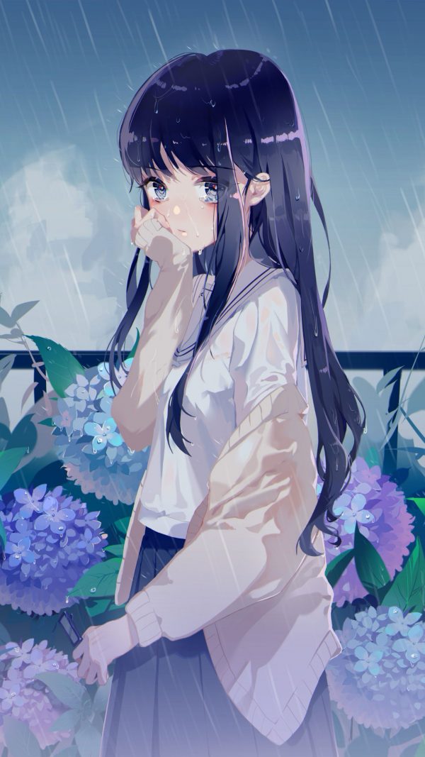雨中紫色花丛前站着的长发二次元少女