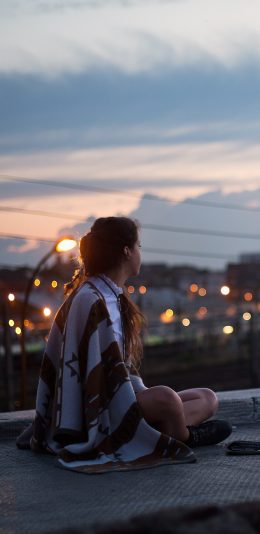 静静地坐在地上的美女2K手机壁纸