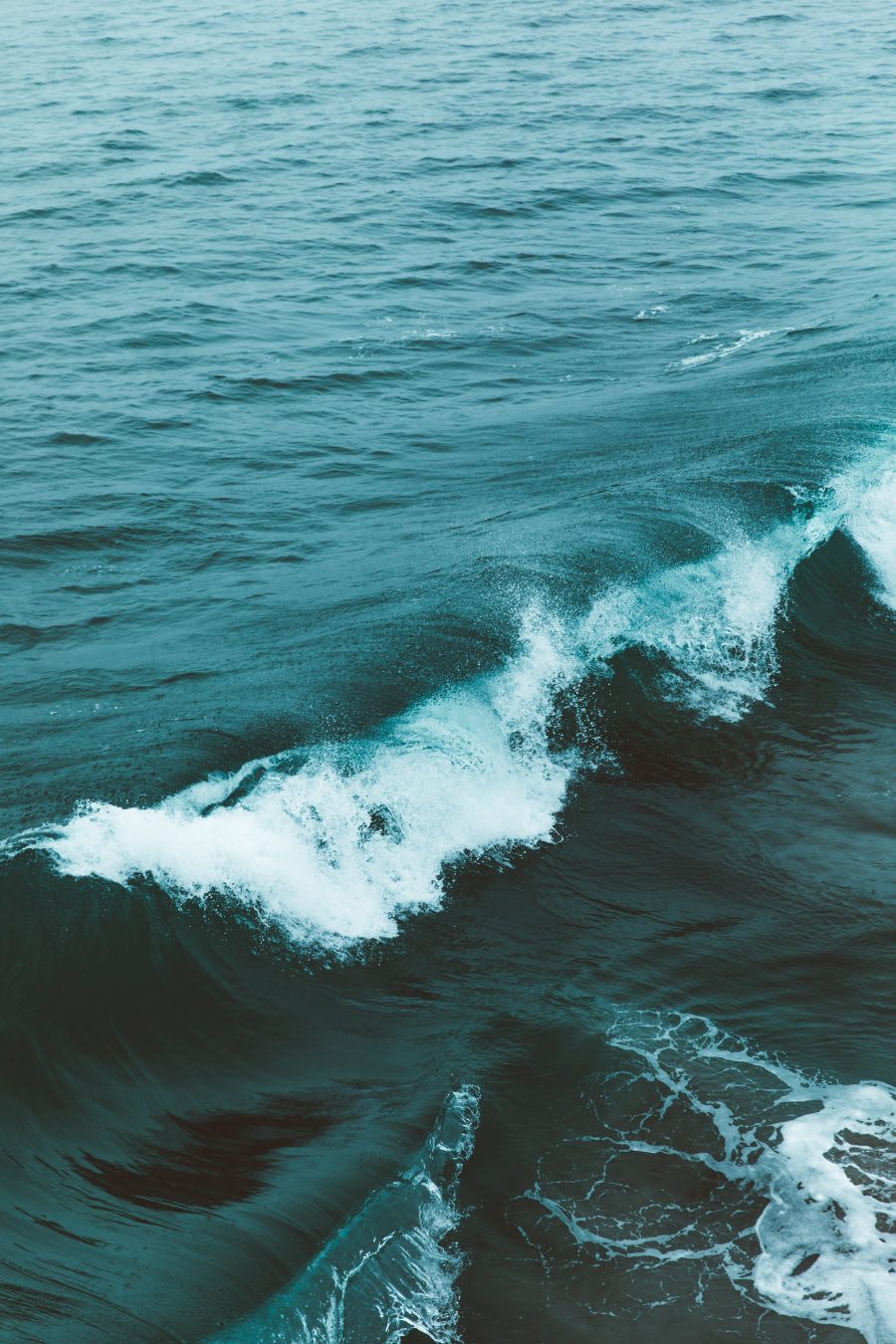 深蓝色的大海超清4K手机壁纸