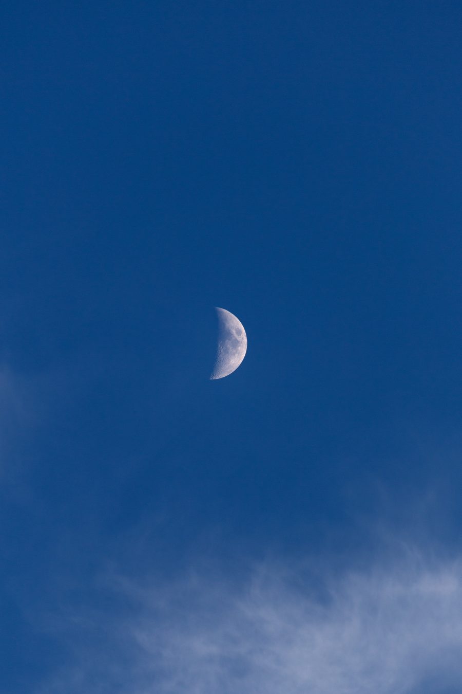 蓝天和月亮超清4K壁纸