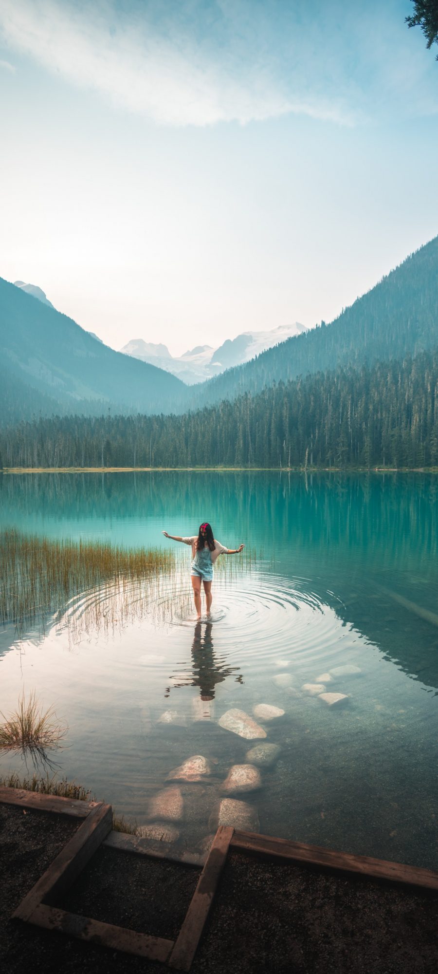 美女漫步在风景优美的湖水中 3200×1440